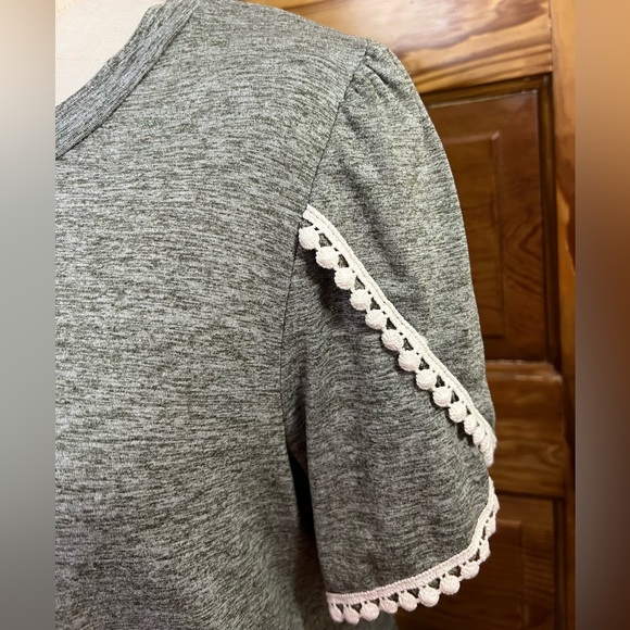 Reb n J Heathered Gray Knit Tunic top Tulip Sleeve Lace Embellishment L - Picture 2 of 8
